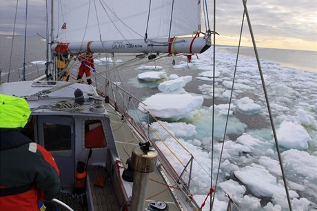 esko-polská expedice plující k Antarktid hledá cestu pes led