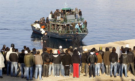 Snímek z bezna 2011 ukazuje ostrov Lampedusa, kam pipluli tunistí uprchlíci