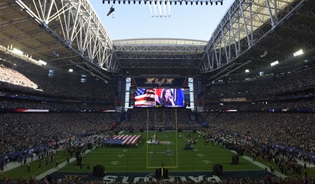 Státní hymna, po které se jde na vc. Super Bowl znamená pro Ameriku více ne...