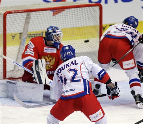 Petr Koukal stílí první gól utkání.