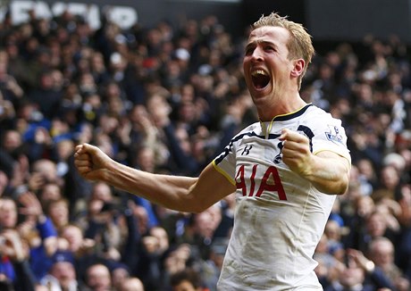 Harry Kane z týmu Tottenham Hotspur slaví dalí gól.