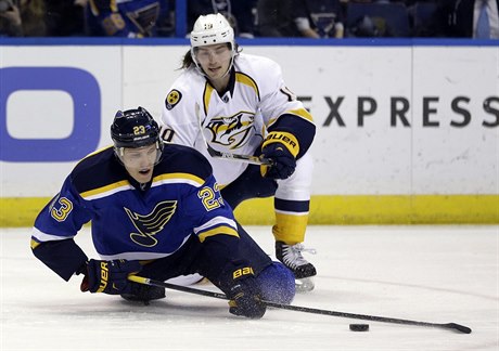 Dmitrij Jakin ze St. Louis Blues a Calle Jarnkrok z Nashville Predators ve...