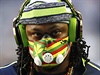 Koncentrace ped zápasem. Marshawn Lynch z týmu Seahawks si zahalil tvá...