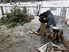Bez vody a elektiny. Mu ohv vodu na otevenm ohni (Svitlodarsk).