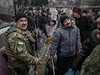 Ukrajint vojci pomhaj evakuovat civilisty z Debalceva.