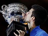 Novak Djokovi s trofej pro vtze