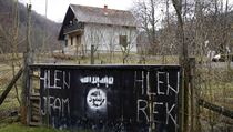 Vlajky a npisy odkazujc na extremistick hnut Islmsk stt v bosensk obci...
