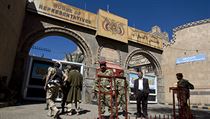 Ozbrojen itt povstalci ped budovou jemenskho parlamentu v San.