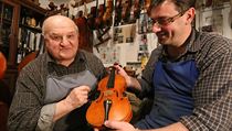 Mistr housla Tom Skla z Lub (vlevo) s kolegou Emilem Lupaem.