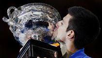 Novak Djokovi s trofej pro vtze