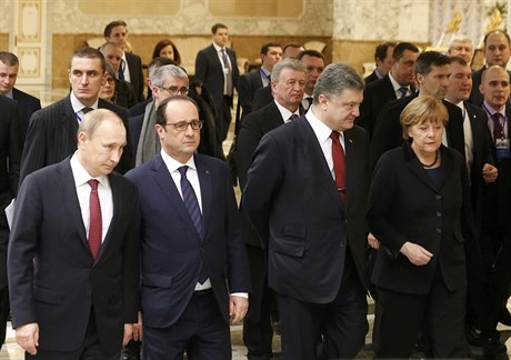 Zleva: ruský prezident Vladimir Putin, francouzský prezident Francois Hollande,...