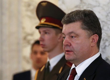 Ukrajinský prezident Petro Poroenko na jednání v Minsku.