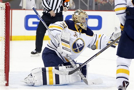 eský branká Buffalo Sabres Michal Neuvirth blokuje stelu v zápase proti New...