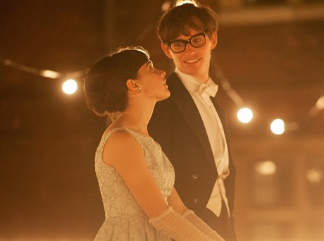 Co by si bez ní poal? Stephen Hawking (Eddie Redmayne) a Jane Hawkingová (Felicity Jonesová).