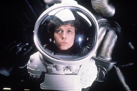 Sigourney Weaverová ve filmu Vetelec (1979).
