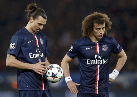 Zlatan Ibrahimovic a David Luis z Paris St. Germain.