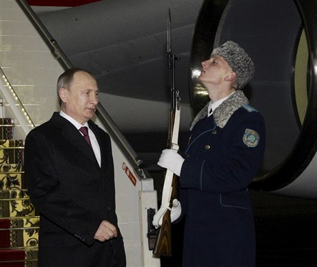 Vladimir Putin na uvítací ceremonii v Minsku.