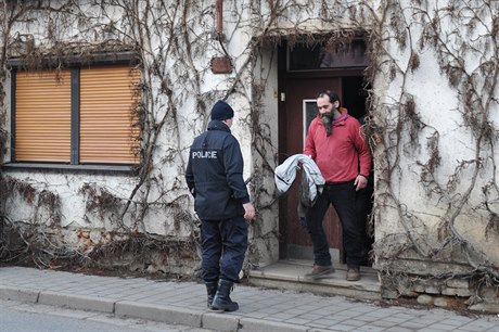 Místo inu. Policie obvinila matku z vrady svých tí novorozeat.