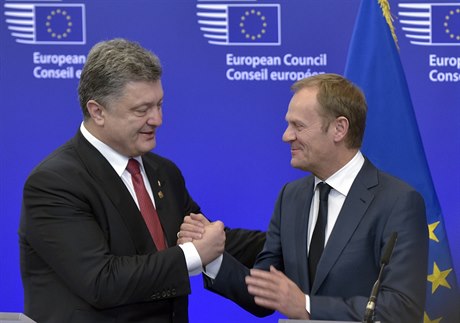 Ukrajinský prezident Petro Poroenko (vlevo) a pedseda Evropské komise Donald...