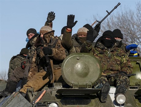 Písluníci ukrajinských ozbrojených sil u msta Debalceve. Podle dosud...