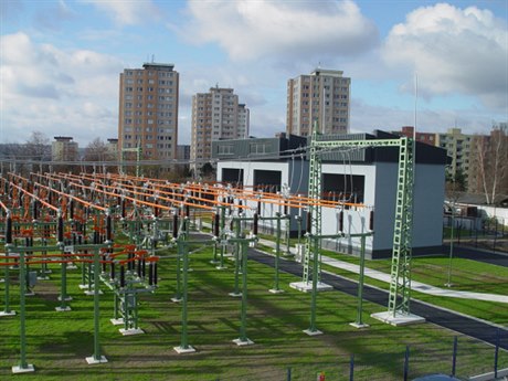 Venkovní rozvodna na Lhotce zajiuje dostatek elektiny pro významn obydlenou...