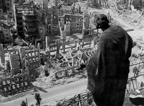 Pohled na trosky v dráanské ulici Prager Strasse z ve radnice v roce 1945.
