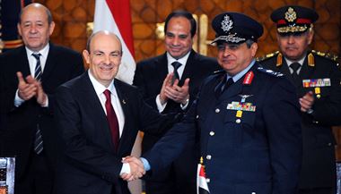 Egypt podepsal smlouvu o nkupu 24 sthacch letoun Rafale francouzsk vroby....