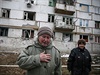 Ukrajint civilist ped vybombardovonou budovou.