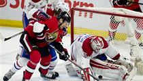 Levé křídlo Ottawa Senators Milan Michálek prostřeluje blok gólmana Montreal... | na serveru Lidovky.cz | aktuální zprávy