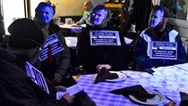 Protest aktivistů proti majiteli restaurace Řízkárna. | na serveru Lidovky.cz | aktuální zprávy