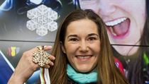 Lyžařka Šárka Strachová pózuje s bronzovou medailí z mistrovství světa v Beaver... | na serveru Lidovky.cz | aktuální zprávy
