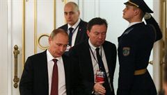 Vladimir Putin opoutí jednací místnost v Minsku.