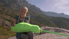 Emilia Clarkeová s modelem draka pi natáení Hry o trny.