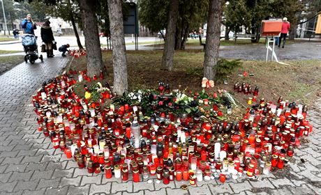 Svíky na míst stelby ped restaurací Druba v Uherském Brod.