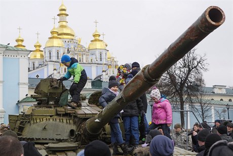 Tank jako atrakce. Na Majdanu v Kyjev si lidé mohli prohlédnout bojovou...