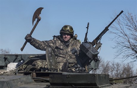 Ukrajinský voják s replikou starovké sekery