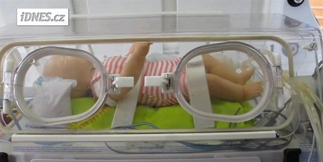 Nová novorozenecká sanitka zane v beznu slouit v Karlovarském kraji.