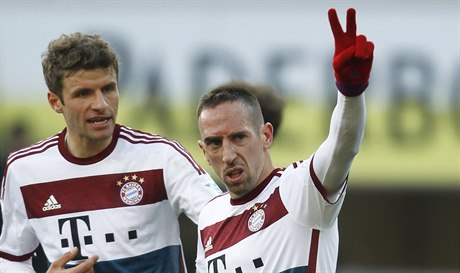 Thomas Müller (vlevo) a Franck Ribéry oslavují vstelenou branku.