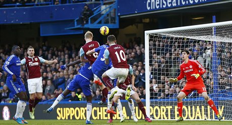 Vyrovnávací trefa. Ben Mee z Burnley posílá mí do sít Chelsea.