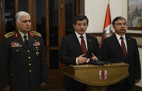 Turecký premiér Ahmet Davutogl, éfgeneral Necdet Ozel ministr obrany Ismet...