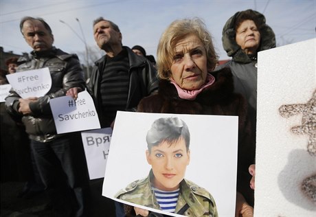 Protest proti vznní Naddy Savenkové ped ruskou ambasádou v Kyjev.