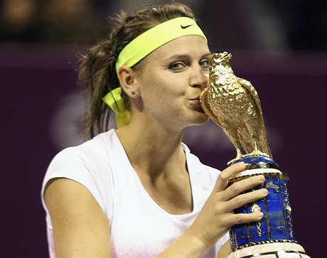 Lucie afáová s vítznou trofejí turnaje v Dauhá