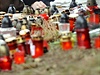 Lidé picházejí 26. února zapálit svíky ped restaurací Druba v Uherském...