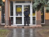Policie hlídá vchod do restaurace Druba v Uherském Brod, kde útoník...