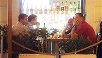 Ve vinárně v centru Bratislavy. Vpravo sedí Martin Barták (v brýlích) a Libor Vrba. Jak dokazuje snímek, oba muži se minimálně od května dobře znají. Teď pracují pro miliardáře Tomáše Chrenka. | na serveru Lidovky.cz | aktuální zprávy
