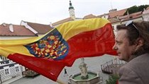 Starosta Mikulova na Břeclavsku Rostislav Koštial, podobně jako na 220 dalších radnic na Moravě, vyvěsil 4. července v podvečer na balkon úřadu historickou moravskou vlajku k svátku duchovních patronů sv. Cyrila a Metoděje. | na serveru Lidovky.cz | aktuální zprávy