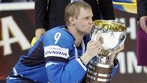 Švédsko - Finsko (Mikko Koivu slaví s pohárem pro mistry světa). | na serveru Lidovky.cz | aktuální zprávy