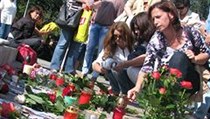Na Moravském náměstí v Brně se sešli lidé, aby uctili památku zavražděné spisovatelky Monyové | na serveru Lidovky.cz | aktuální zprávy