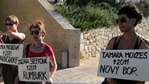 Premiér Petr Nečas v Jeruzalémě navštívil památník obětem holocaustu Jad vašem. Potkal před ní i demonstranty proti úředníkovi ministerstva školství Ladislavu Bátorovi. | na serveru Lidovky.cz | aktuální zprávy