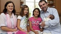 Pěstouni: Manželé Hláskovi miminko přivezli před několika dny z porodnice. Přivítaly ho i jejich dvě vlastní dcery Pěstouni: Manželé Hláskovi miminko přivezli před několika dny z porodnice. Přivítaly ho i jejich dvě vlastní dcery